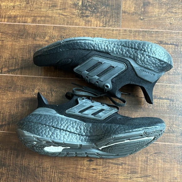 ADIDAS ORIGINALS // Ultraboost 22 Sneakers // US 8 (EU 40) - Picture 5 of 12